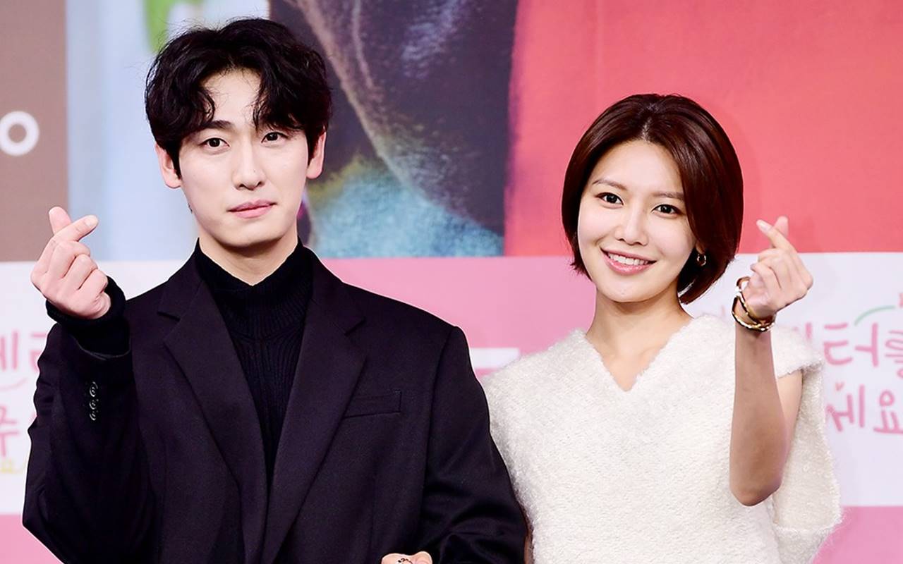 Cara Sooyoung SNSD & Yoon Park Hargai Anak-anak di Presscon 'Fanletter, Please'