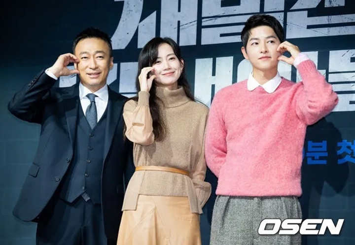 Gemes, Song Joong Ki Belajar Pose Cheek Heart dari Shin Hyun Bin di Preskon \'Reborn Rich\' Gemes, Song Joong Ki Belajar Pose Cheek Heart dari Shin Hyun Bin di Preskon \'Reborn Rich\'