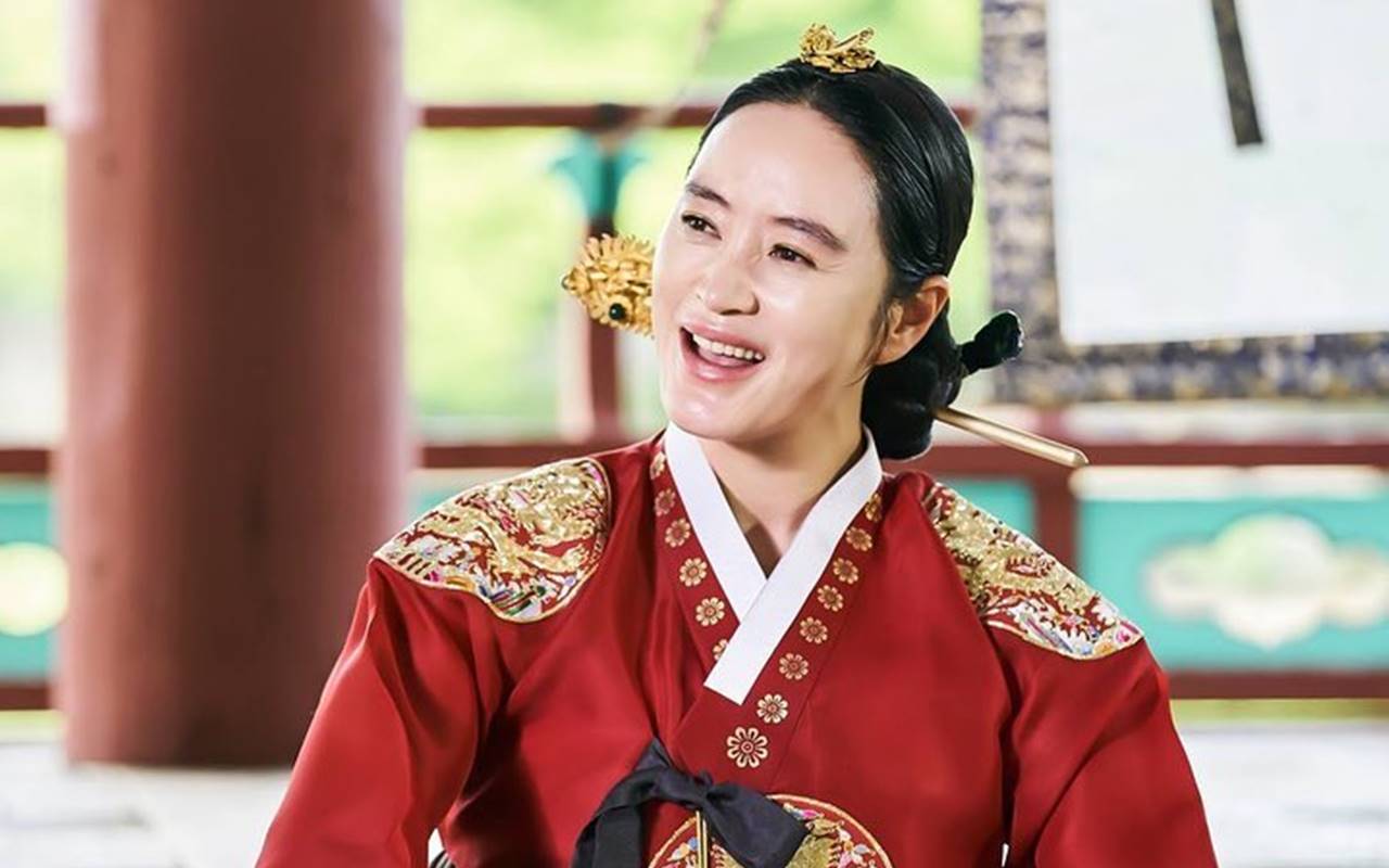 Aslinya Lajang, Kim Hye Soo Lengket Jaga Aktor Cilik di Lokasi 'Under The Queen's Umbrella'