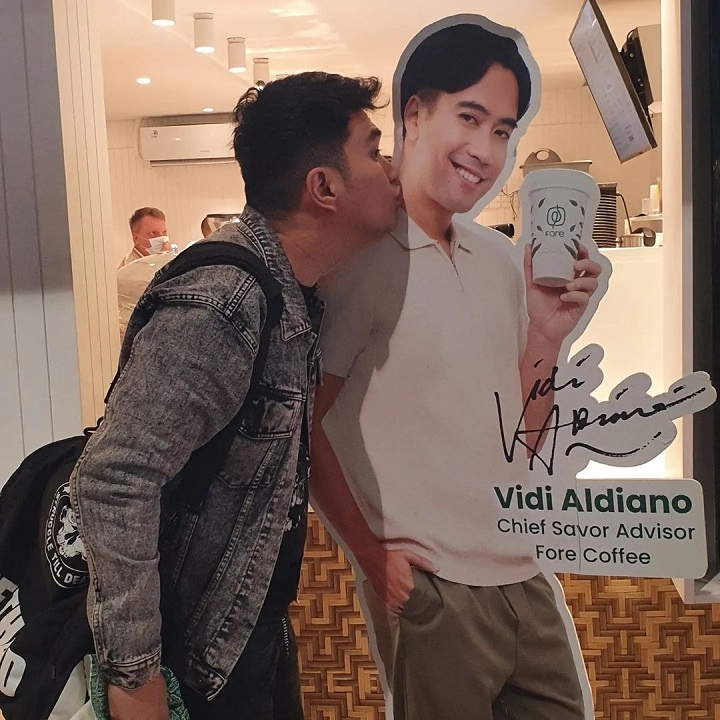 Pose Aldi Taher Pura-Pura Cium Vidi Aldiano Beneran Bikin Ngakak
