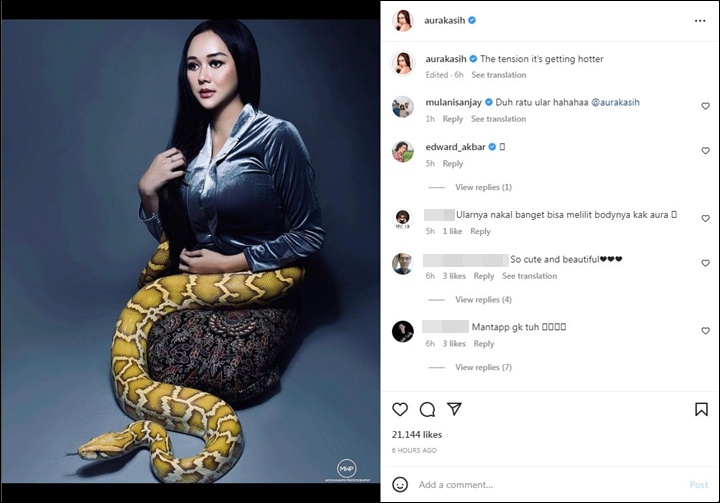 Aura Kasih Bikin Takjub Usai Pamer Pose Dililit Ular Besar