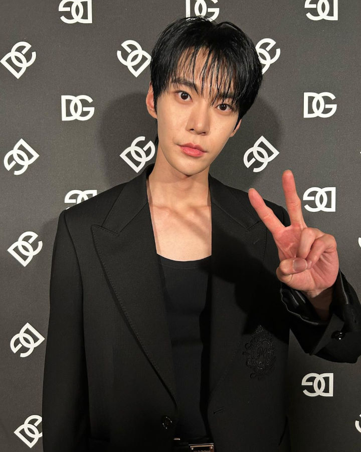 Gaya Peace ala Doyoung