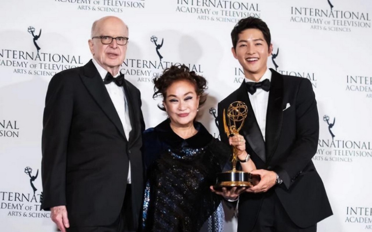 Song Joong Ki Berikan Penghargaan untuk Wakil Ketua CJ Group Atas Kontribusi di Dunia Perfilman
