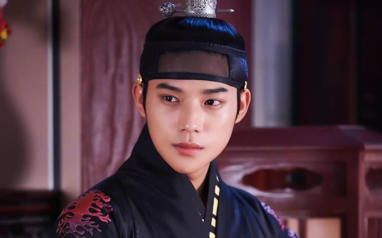 Moon Sang Min Mendadak Ditegur Sutradara Saat Syuting 'Under The Queen's Umbrella'
