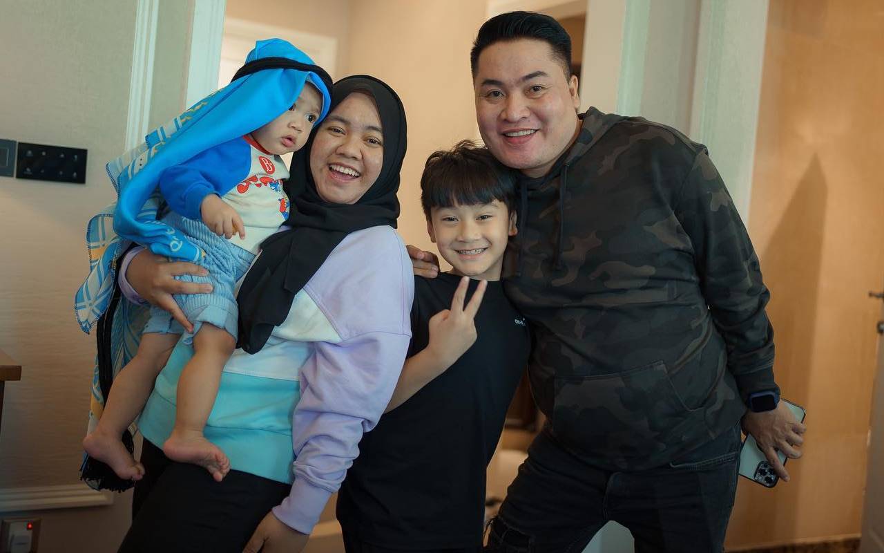 Rayyanza Cipung Tampan Pakai Sorban Ala Sultan Qatar, Ekspresi Diusili Rafathar Galak Banget