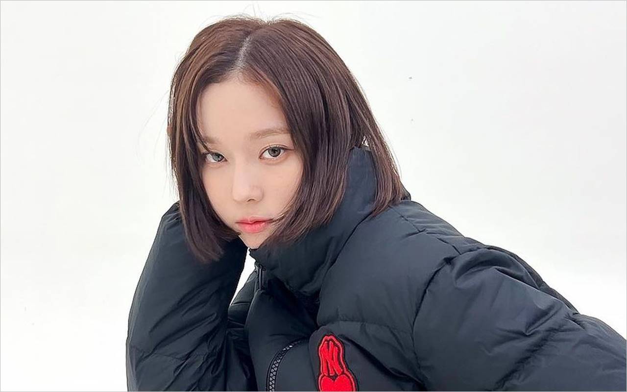 Penampilan Winter aespa dengan Rok Mini di Acara Publik Jadi Perhatian