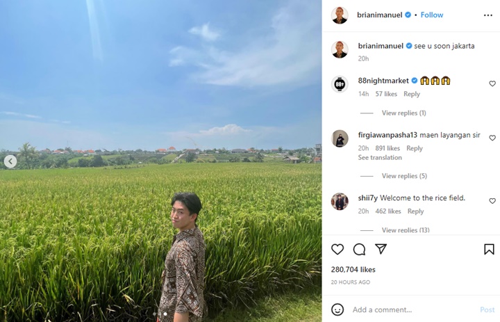 Bintang Dunia, Rich Brian Dandan Melokal Saat Asyik Nongkrong di Sawah