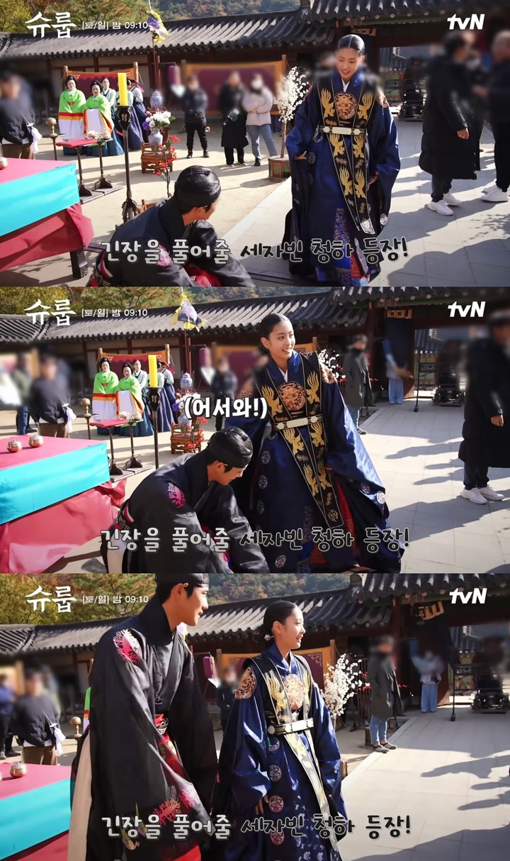 Oh Ye Ju Diam-Diam Tenangkan Moon Sang Min di Set \'Under The Queen\'s Umbrella\'