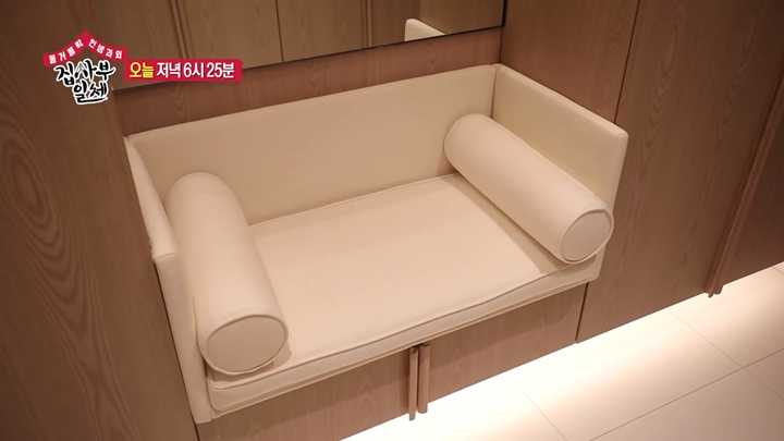 Sofa Putih Khas Toko Sepatu