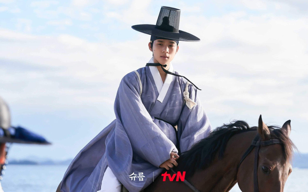 Moon Sang Min Gagal Syuting Berkali-kali Efek Outfit Putra Mahkota di 'Under The Queen's Umbrella'