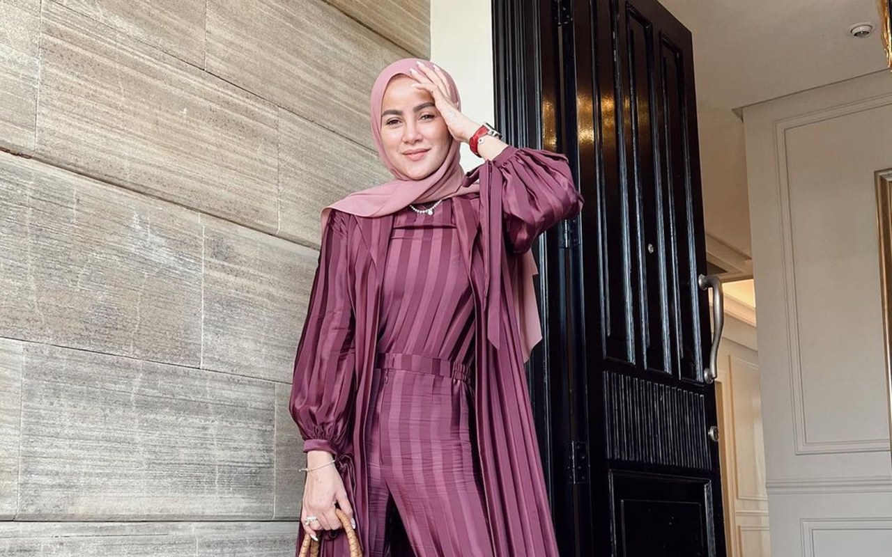 Pose Olla Ramlan Nangkring di Atas Gerobak Pentol Curi Perhatian