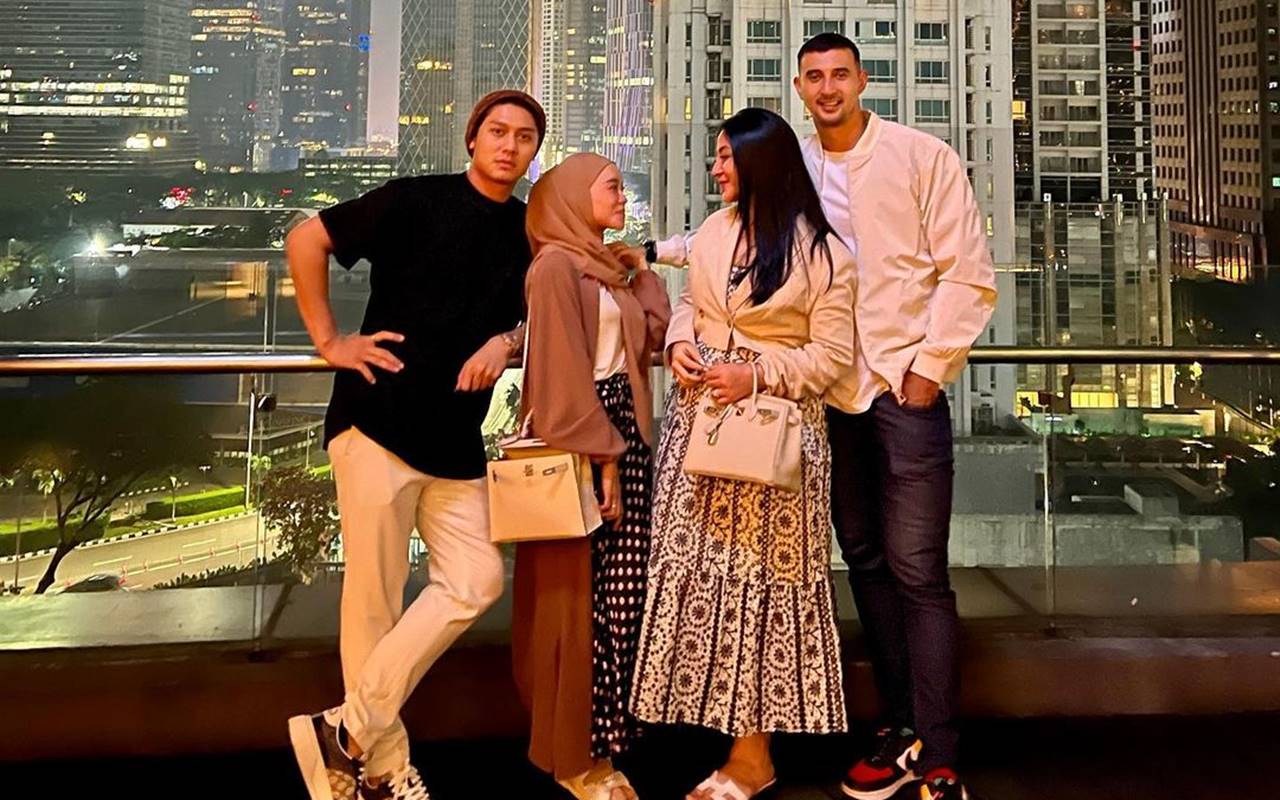 Lesti Kejora & Rizky Billar Holiday Ke Bali Bareng Margin-Ali Syakieb, Outfit Couple Jadi Buah Bibir