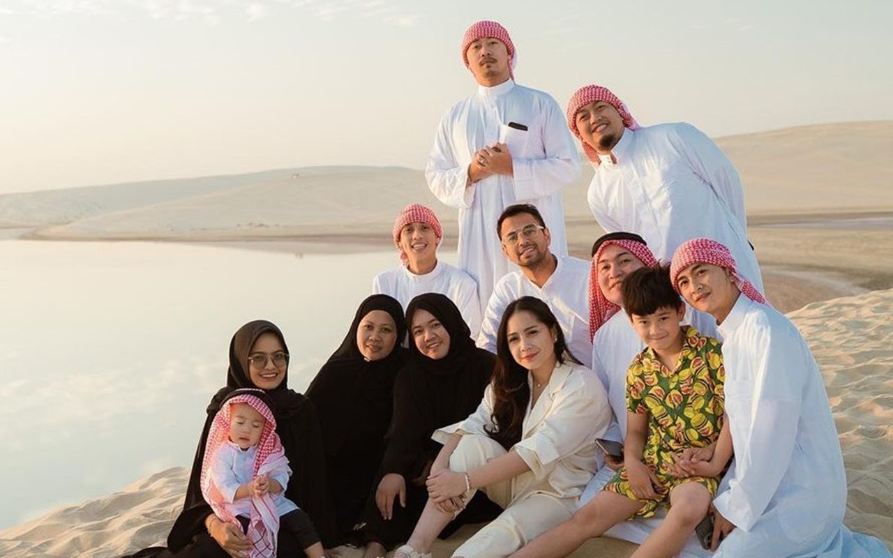 Raffi-Nagita Foto Keluarga di Qatar, Aksi Rayyanza Cipung Dipangku Pawang Cantik Bikin Gemas