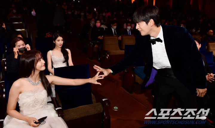 Blue Dragon Film Awards 2022: Yoona SNSD dan Seo In Guk Saling Sapa, Rumor Pacaran Diungkit Lagi