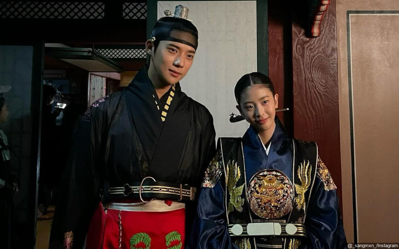 Moon Sang Min dan Oh Ye Ju Dibocorkan Makin Intim di 'Under The Queen's Umbrella'