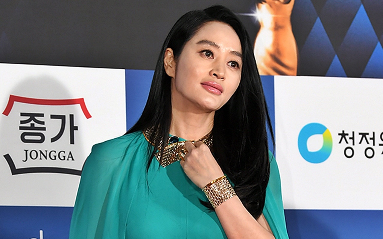 Blue Dragon Film Awards 2022: Bentuk Tubuh Kim Hye Soo Fitting 4 Gaun Curi Perhatian