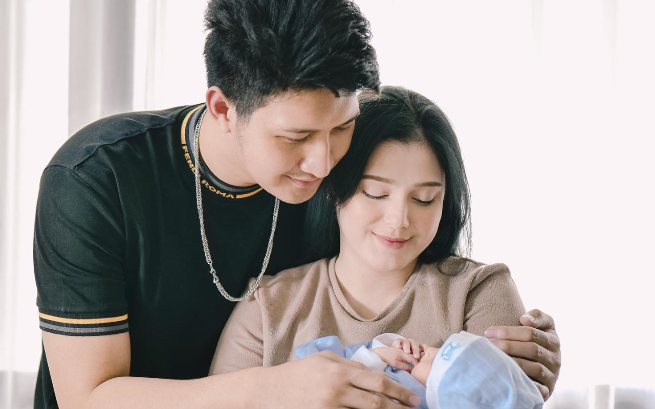 Aditya Zoni Gelar Aqiqah Bareng Istri Cantik, Paras Bule Sang Anak Ramai Dikomentari