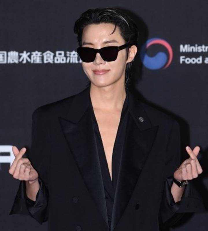 MAMA 2022: J-Hope BTS Pamer Jidat Hingga Dada, Visual di Red Carpet Bikin Geger