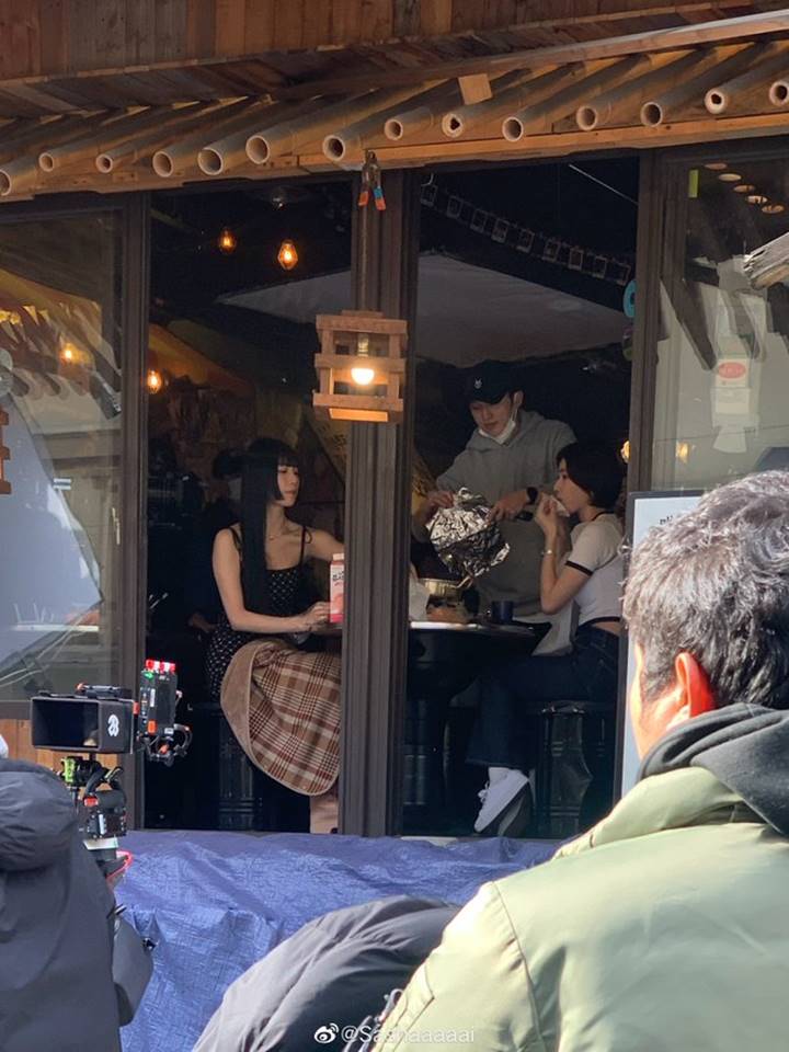 Gaya Seksi Suzy Saat Syuting \'The Girl Downstairs\' Berhasil Curi FokusGaya Seksi Suzy Saat Syuting \'The Girl Downstairs\' Berhasil Curi Fokus