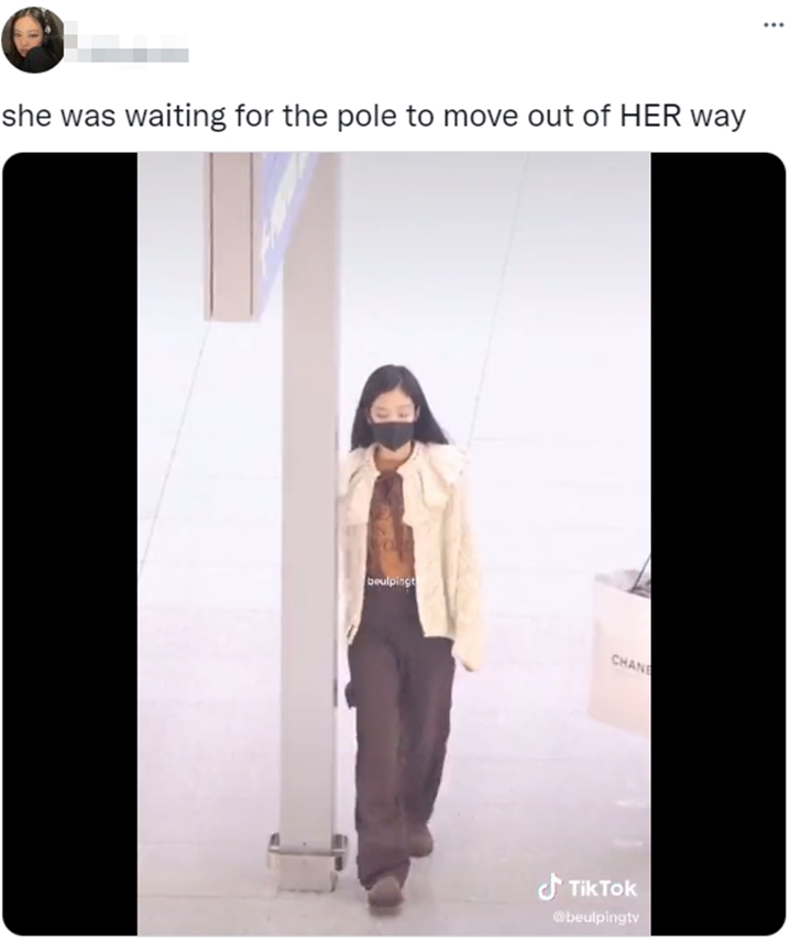 Jennie BLACKPINK Nabrak Tiang di Bandara