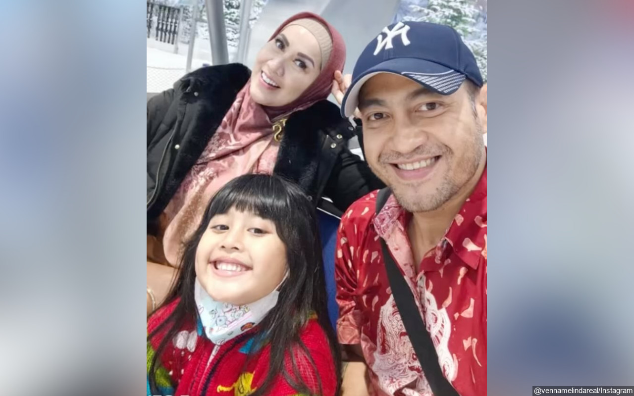 Venna Melinda Bocorkan Kedekatan Ferry Irawan dan Vania Bak Family Goals