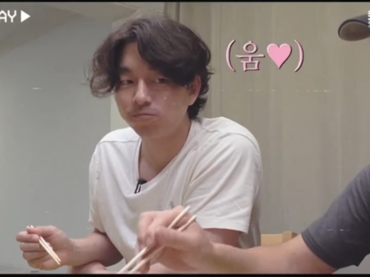 Penampilan Alami Gong Yoo Dengan Rambut Berantakan Curi Perhatian