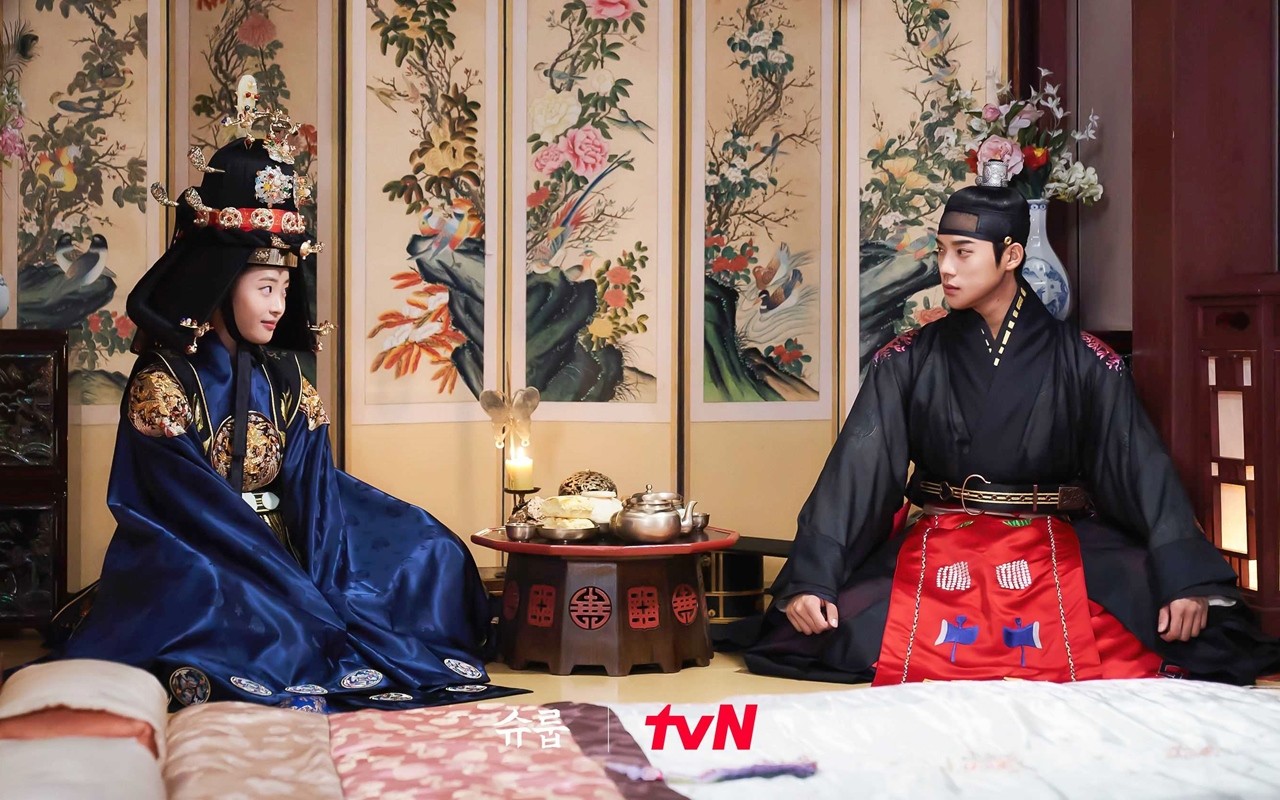 tvN Rilis Video Ciuman Moon Sang Min & Oh Ye Ju di 'Under The Queen's Umbrella'