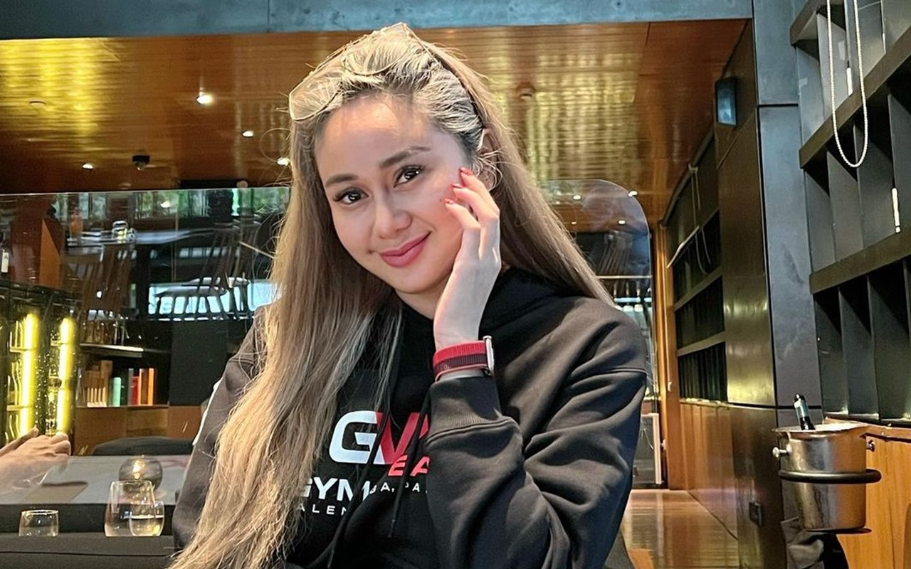 Denise Chariesta Mendadak Pajang Foto Regi Datau Saat Rebahan