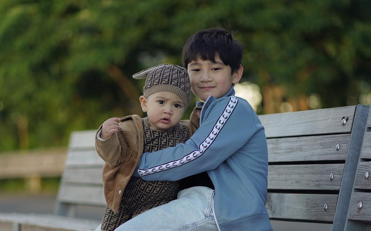 Rafathar Girang Gendong Rayyanza Cipung, Gelagat Sus Rini Justru Isyaratkan Kekhawatiran