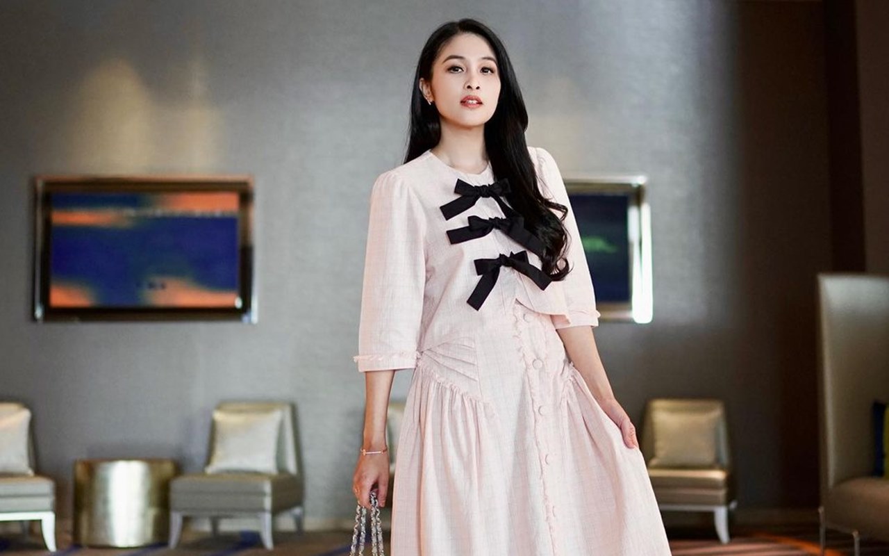 Sandra Dewi Pamer Poni Baru, Penampilan Bak Ibu Pejabat