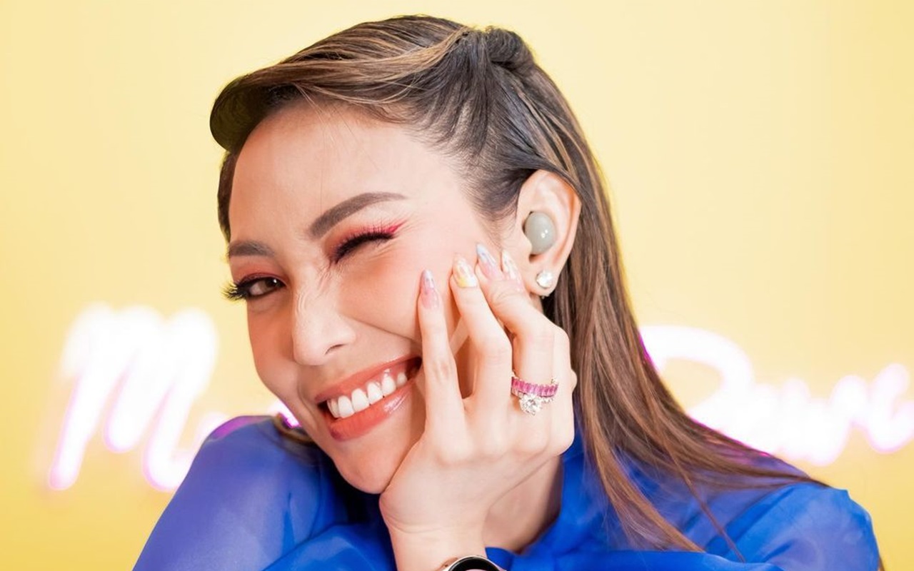 Ayu Dewi Pamer Senyuman Renyah Suami Usai Denise Chariesta Pajang Foto Rebahan Regi Datau