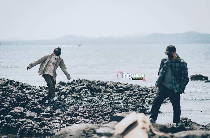 Berjalan di Bebatuan Tepi Pantai