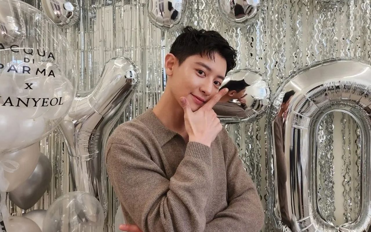 Chanyeol EXO Pamer Aksesoris Imut Serba Ceri di Barang-barangnya