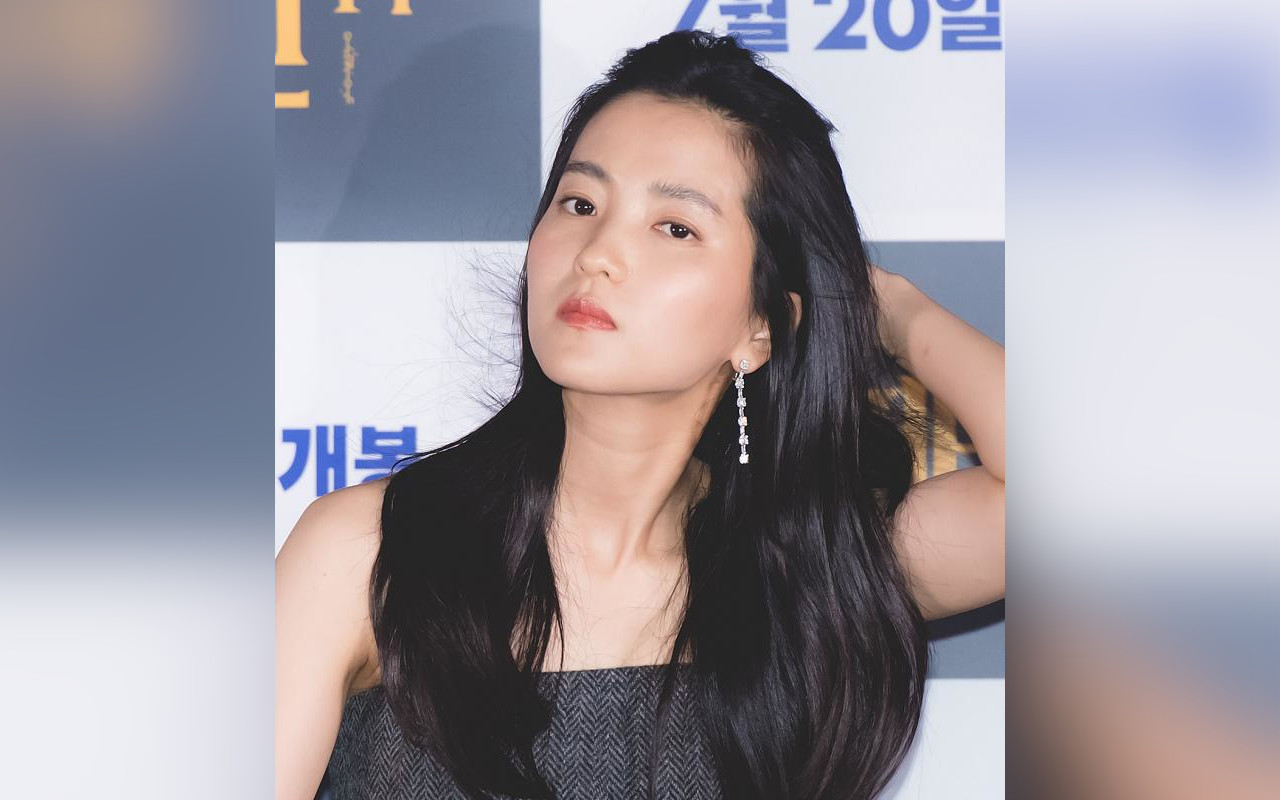 Biasa Tertutup, Kim Tae Ri Memikat di Sederet Outfit Crop Top untuk Promosi Prada