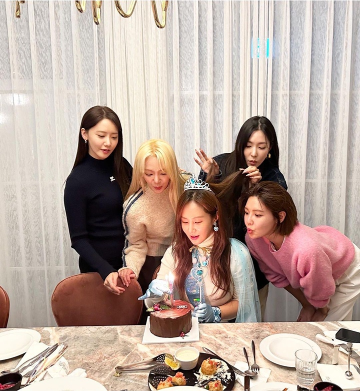 Yoona Cs Nimbrung Tiup Lilin