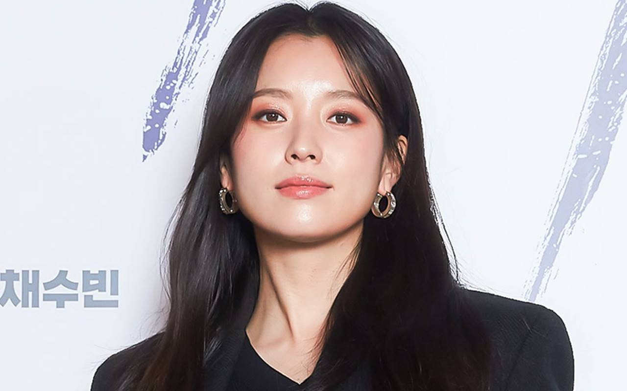 Han Hyo Joo Tampil Nyaman Tapi Elegan, Intip Inspirasi Gaya dengan Rok Selutut 