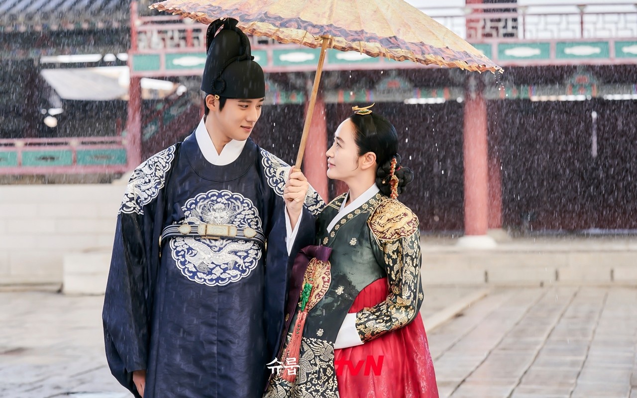 Moon Sang Min Ungkap Kepribadian Asli Kim Hye Soo di Lokasi 'Under The Queen's Umbrella'