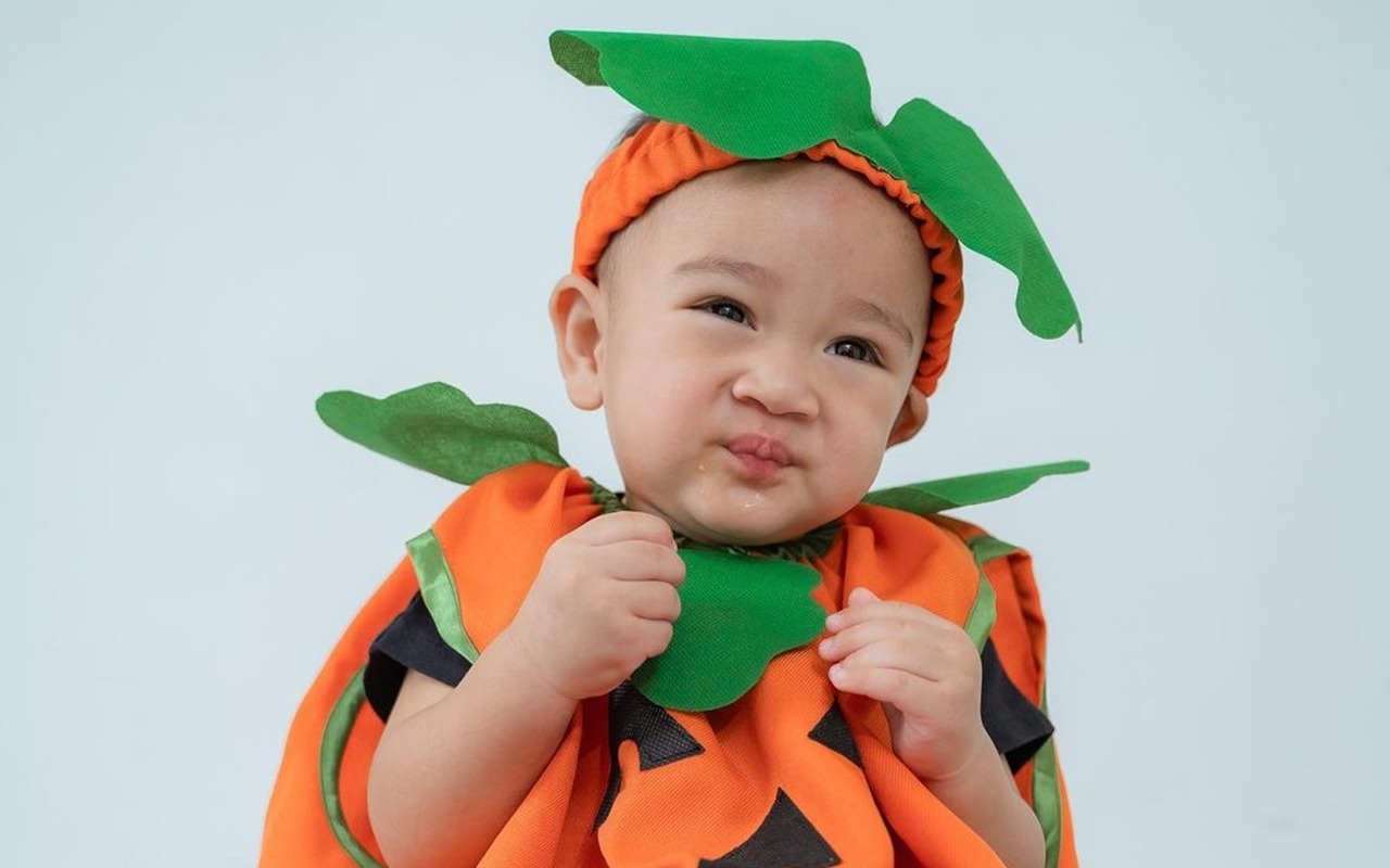 Minum Susu Murah, Style Rayyanza Cipung Bak Baby Supermodel