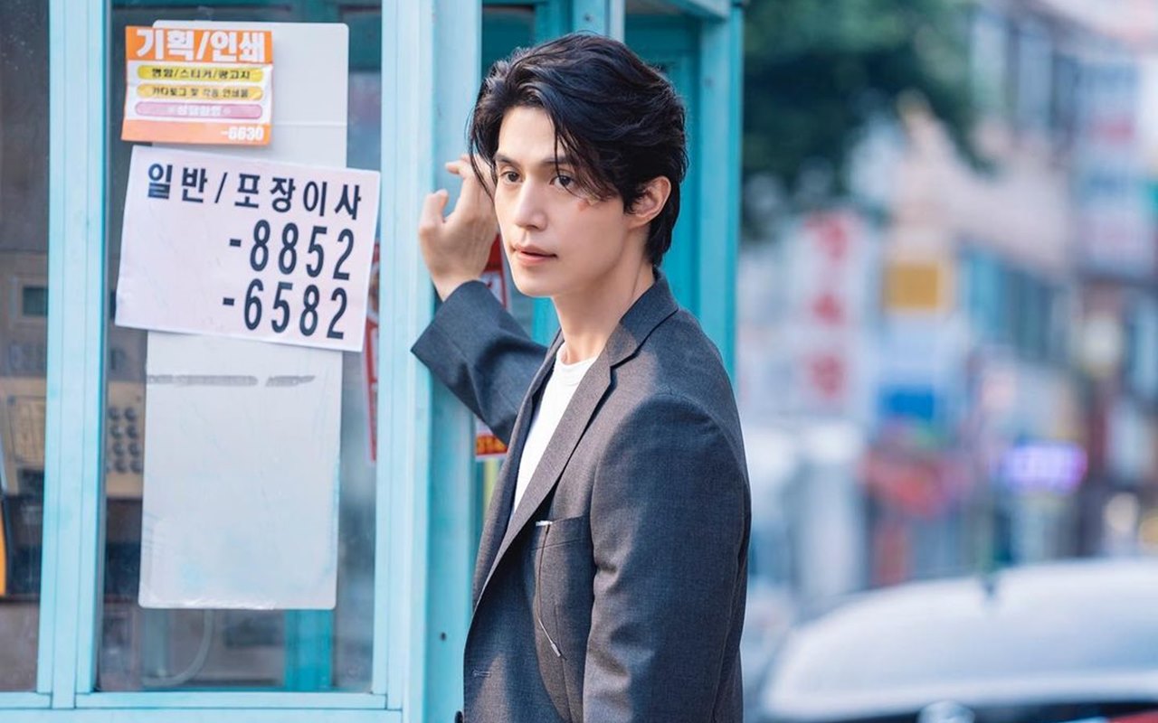 Visual Tak Lekang Usia, Lee DongWook Sambut Tahun Baru 2023 Serba Putih