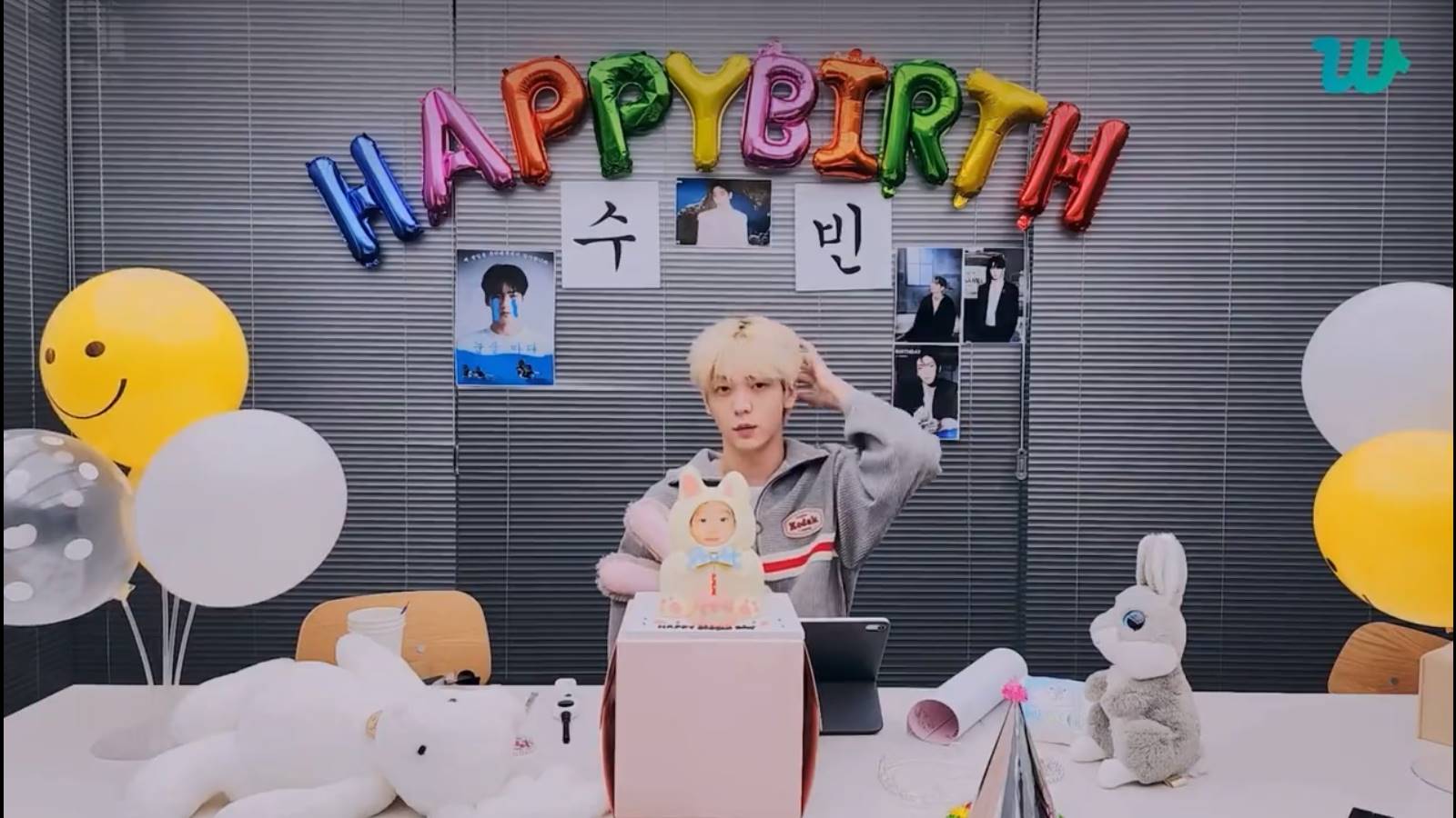 Soobin TXT melakukan siaran langsung di Weverse untuk merayakan ulang tahunnya