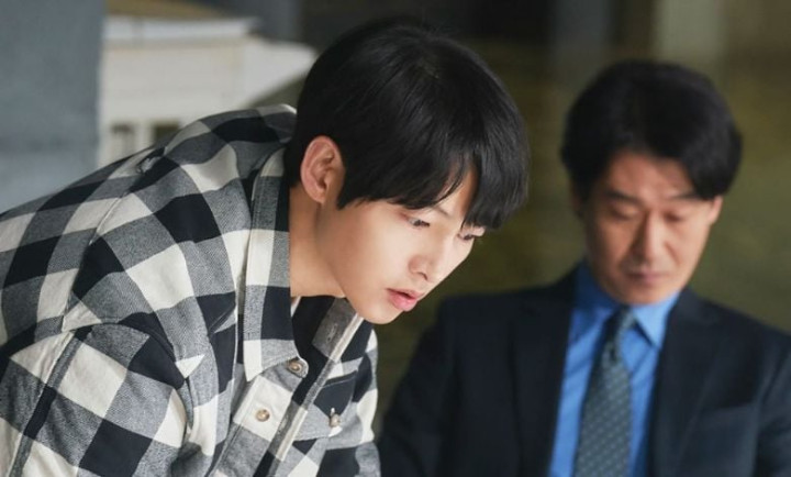 Teori Baru, Song Joong Ki Diduga Tak Tewas Usai Ditembak di \'Reborn Rich\'