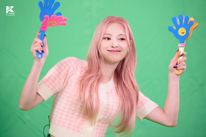 Ikonik Dengan Rambut Pink