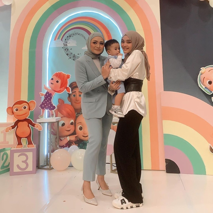 Foto Bareng Bertiga