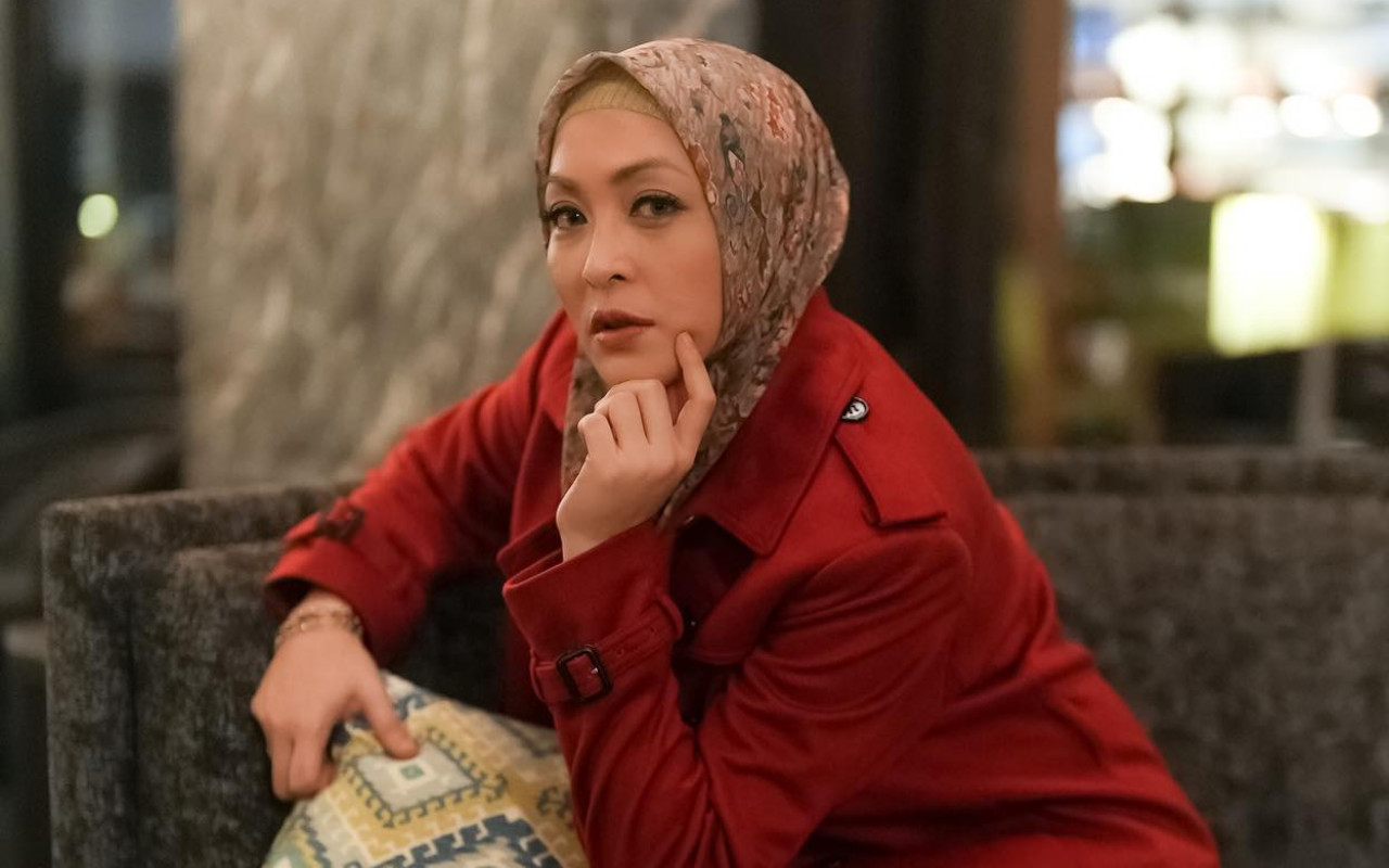 Biasa Cantik Berhijab, Angelina Sondakh Disentil Soal Baju dan Celana Ketat Saat Liburan