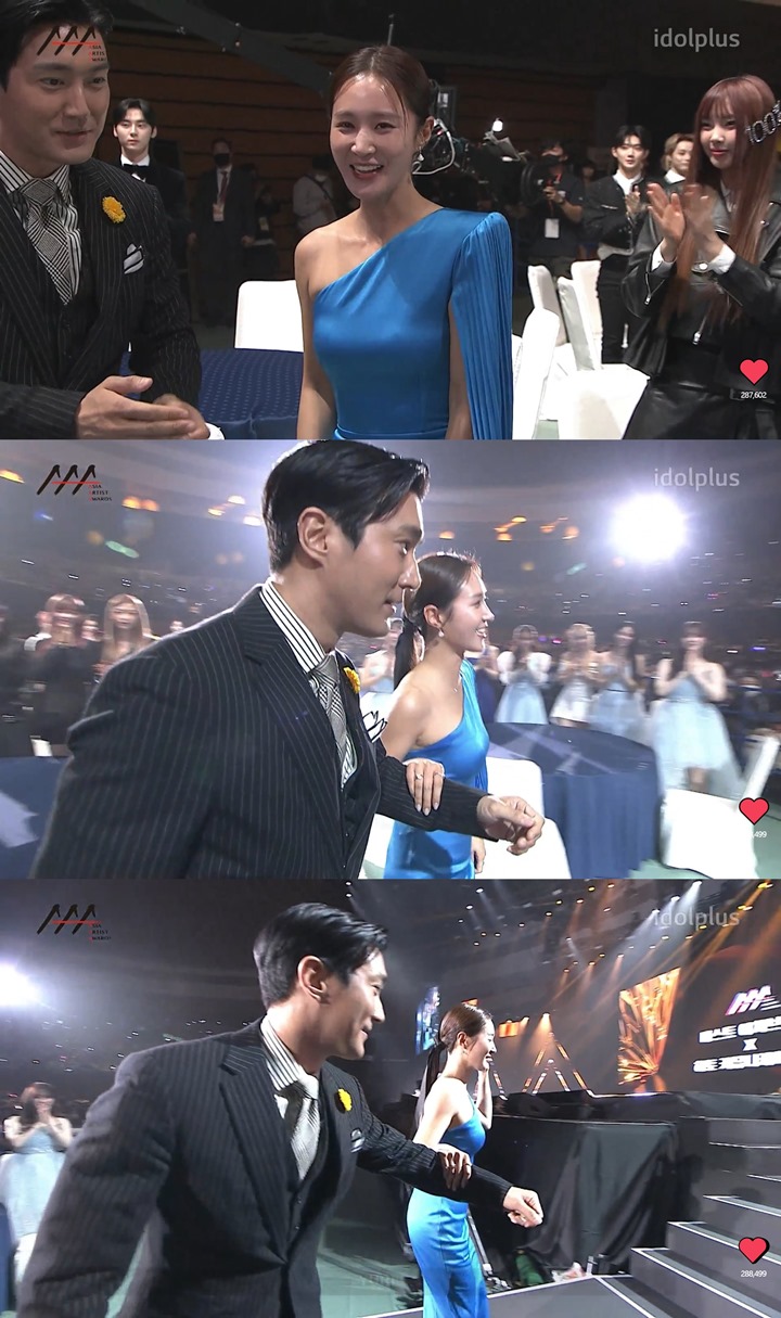 AAA 2022: Gentleman, Siwon Super Junior Antar Kwon Yuri SNSD Naik ke Panggung