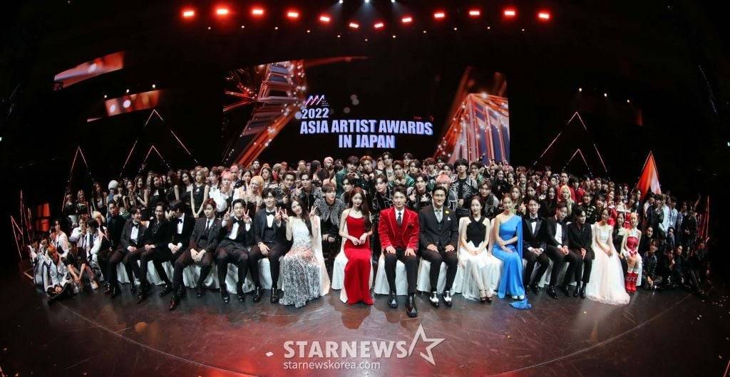 Potret foto bersama para selebriti yang hadir di AAA 2022