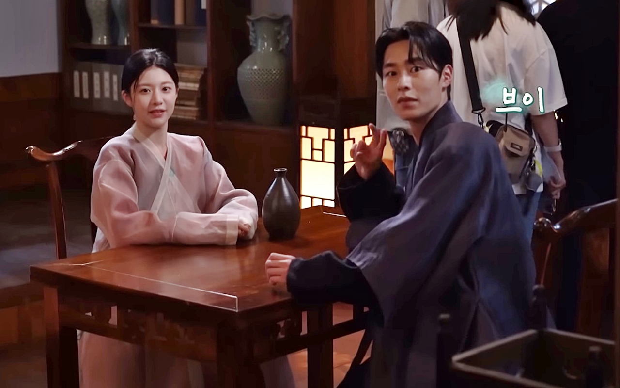 Lee Jae Wook Tegur Tangan Go Yoon Jung di Lokasi 'Alchemy of Souls 2'