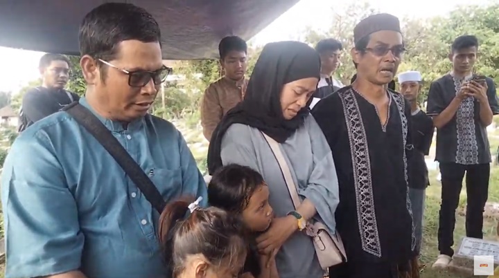 Diiringi Isak Tangis, Otis Pamutih Terpaksa Dimakamkan di Atas Kuburan 2 Keluarga