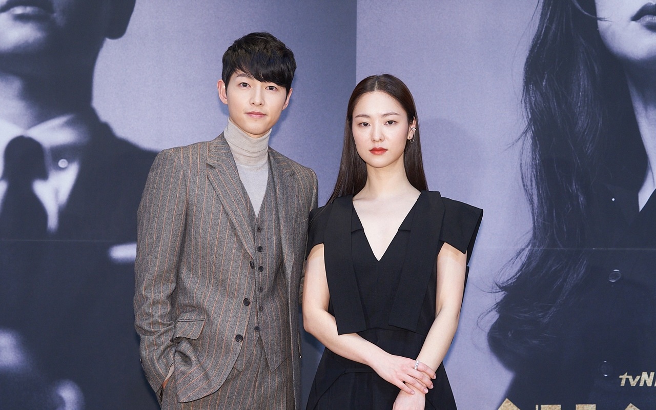 Reuni, Song Joong Ki Rangkul Jeon Yeo Bin di Pesta Perpisahan 'Vincenzo'