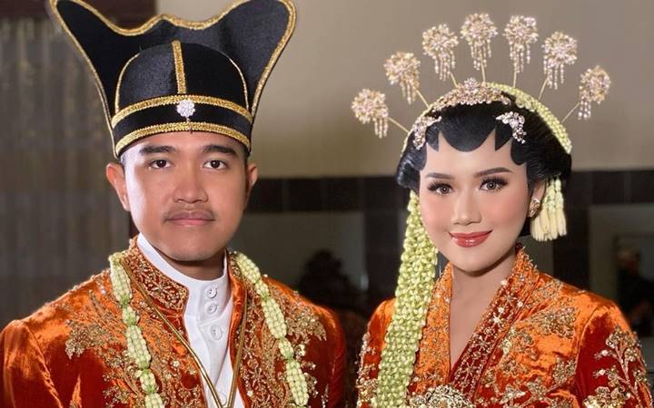 Sandal Mahal Kaesang Saat Makan di Pinggir Jalan Disorot